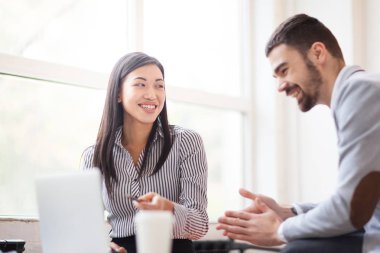 İki neşeli ofis panoramik pencerelere, dikey, bel geniş ofiste otururken başarılı çalışmalarının sonuçlarını çözümleme