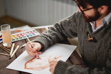 Modern ressam erkek resmi sayfa üzerinde çizim