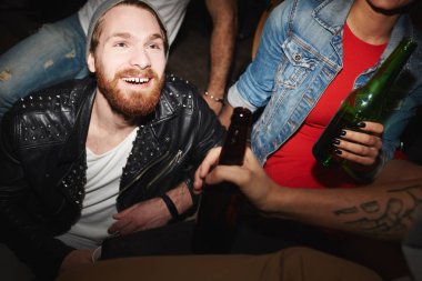 Mutlu genç adam bir arkadaş gece kulübünde konuşurken