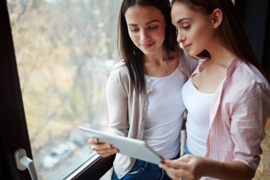 Genç arkadaşları touchpad online veri okuma