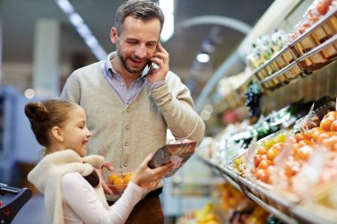 Kız babası göstermeye domates süpermarkette Paketli.