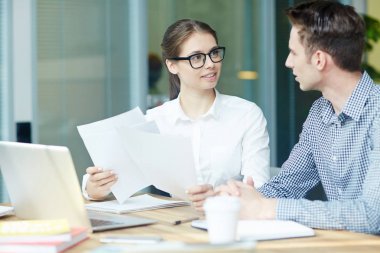 Finansal seminer için hazırlanması ve istatistik analiz raporları ile genç ekonomistler
