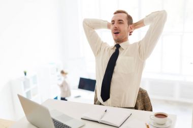 Yakışıklı sakallı işadamı ofis koltuğu baş ve başarılı iş, modern açık plan Office arka plan üzerinde iç duygu memnuniyeti arkasında elleriyle üzerinde rahatlatıcı