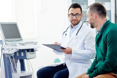 Hastalarından biri danışmanlık ve reçete yapma pano ile doktor