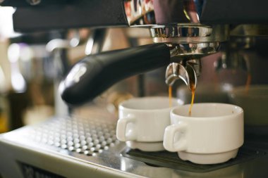 Kahve makinesi yağan taze yapılmış siyah kahve porselen bardak closeup çekim