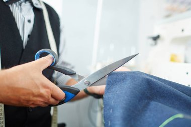 Eski terzi kesme makası küçük atelier Studio bezle closeup çekim