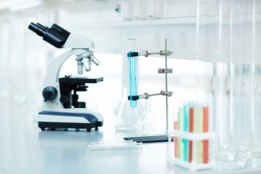 Çeşitli ekipman araştırma: elektronik mikroskop ve renkli sıvı tıbbi laboratuar tablo ile test tüpleri