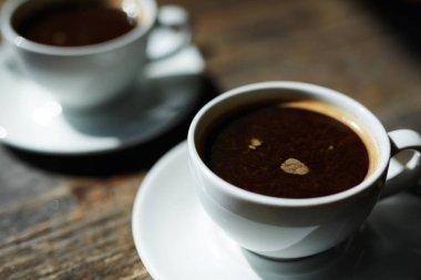 iki bardak sıcak siyah kahve