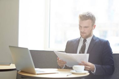 Kafede finansal belgeler üzerinden seyir işadamı
