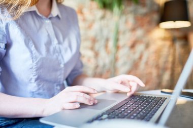 Dizüstü bilgisayar online açık pozisyonlar seyir ile genç uzman