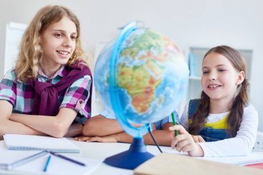 Dünya modeli seyir ve toprakları tartışırken iki sınıf