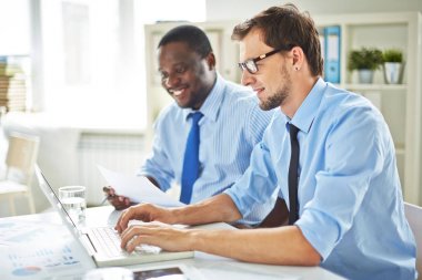 Çok ırklı grup içinde boardroom toplandı ve sonunda projeye, bel, dikey çalışkan hevesli yöneticileri