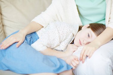 Yorgun ya da üzgün kız annesi tarafından yalan