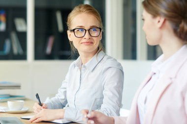 Notlar ve iş arkadaşı ya da groupmate genç kadın