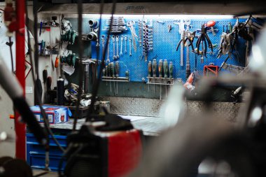 Boş işyeri ile donatım tamir teknisyeni