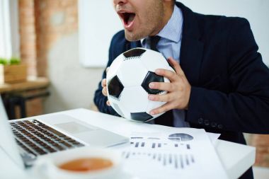 Online futbol maçı izlerken işadamı ofiste yayın