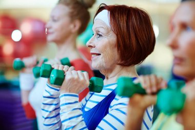 Enerjik kadın ile Halter egzersiz