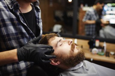 Şevval Özçelik Güzellik masaj işlemi sırasında istemci yüz bakımı