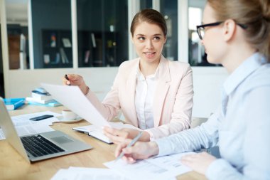 Onun meslektaşı bilgileri açıklayan genç ekonomist