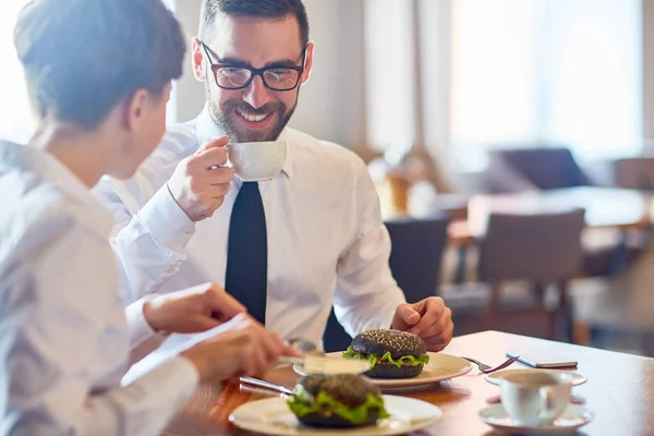 Pessoas Negócios Interagindo Almoço Restaurante — Fotografia de Stock