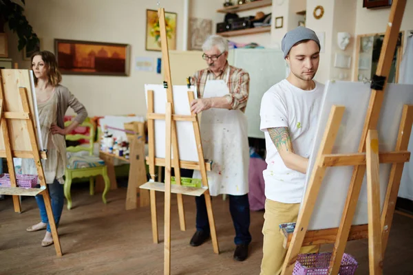 Pensive Guy Drawing While Standing Easel — Stock Photo, Image