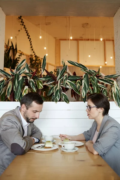 Портрет Мужчины Женщины Разговаривающих Столом Время Обеда Кафе — стоковое фото