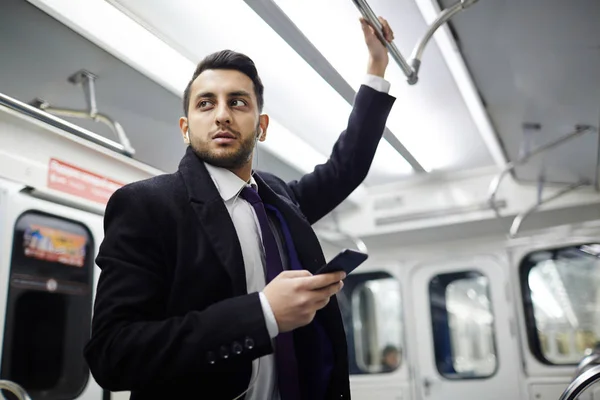 Nízký Úhel Portrét Pohledný Středního Východu Podnikatel Vlak Metra Drží — Stock fotografie