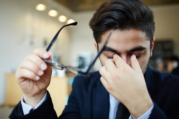 Uomo Stressato Stanco Con Gli Occhiali — Foto Stock