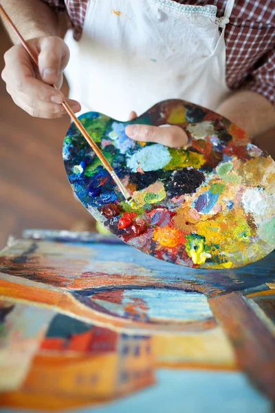 Captura Ángulo Alto Artista Talentoso Mezclando Colores Paleta Mientras Pinta — Foto de Stock