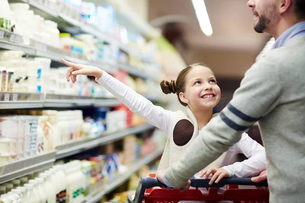 Família Feliz Comprando Mantimentos Sorrindo Menina Escolhendo Produtos Lácteos Geladeira — Fotografia de Stock