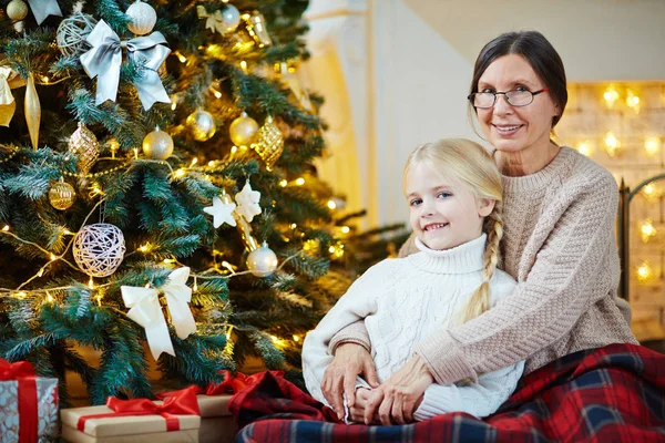 Försiktig Mormor Omfamnar Hennes Barnbarn Julnatten — Stockfoto