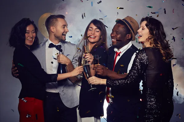 Happy Vrienden Rammelende Champagne Flutes Samen Terwijl Het Vieren Van — Stockfoto