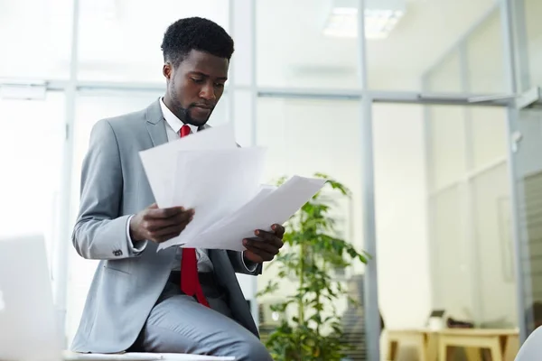 Elegante Profesional Mirando Través Papeles Financieros Oficina — Foto de Stock