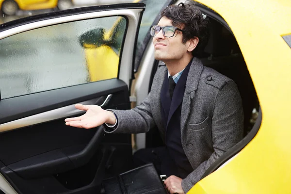 Retrato Joven Hombre Negocios Oriente Medio Bajando Del Taxi Calle —  Fotos de Stock