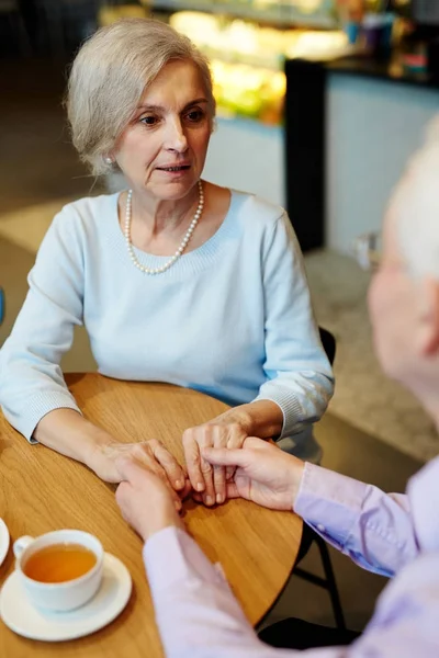 Старшая Женщина Разговаривает Своим Мужем Держа Руки — стоковое фото
