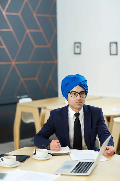 Empresário Apresentador Turbante Sentado Por Local Trabalho — Fotografia de Stock