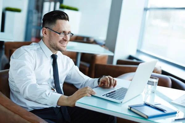 Midja Stående Leende Manager Arbetar Ekonomiska Rapport Med Hjälp Bärbar — Stockfoto