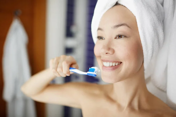 Portrait Smiling Young Woman Brushing White Teeth Shower Morning Beauty — Stock Photo, Image