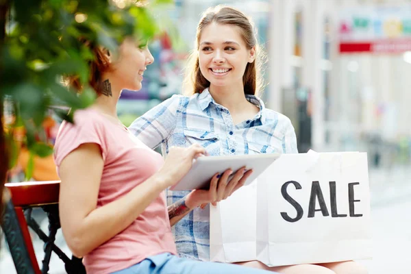 Two Modern Girls Discussing Online Shop Shopping Mall — Stock Photo, Image