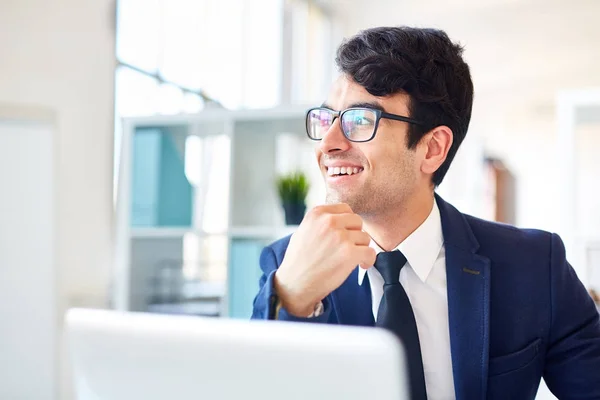 Souriant Jeune Homme Affaires Regardant Côté Tout Concentrant Sur Pensée — Photo