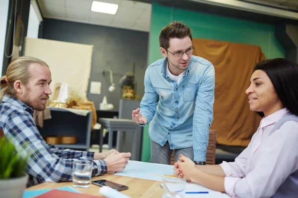 Joven Explicando Sus Ideas Mientras Escucha Opinión Colega — Foto de Stock