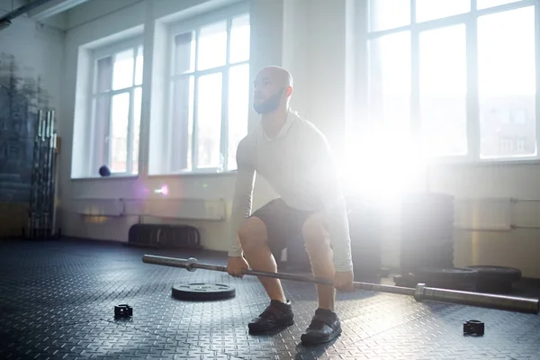 Motivationele Portret Van Sterke Bebaarde Man Tillen Barbell Tijdens Training — Stockfoto