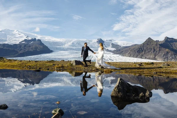 Recién Casados Corriendo Largo Costa Del Lago Del Norte —  Fotos de Stock