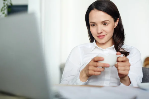 Mujer Negocios Con Taza Viendo Vídeo Línea Hablando Través Chat —  Fotos de Stock