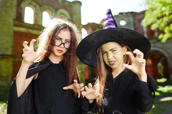 Spaventose Piccole Streghe Stregoni Neri Alla Festa Halloween — Foto Stock