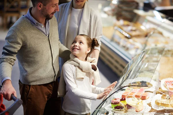 Porträt Einer Glücklichen Familie Mit Süßem Kleinen Mädchen Das Der — Stockfoto