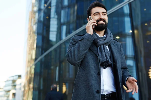 Χαμηλή Γωνία Θέα Χαρούμενα Μεσήλικας Επιχειρηματίας Απαντώντας Τηλεφωνική Κλήση Ενώ — Φωτογραφία Αρχείου