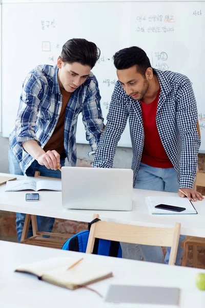 Unga Designers Diskutera Nya Projektdetaljer Arbetsplatsen — Stockfoto