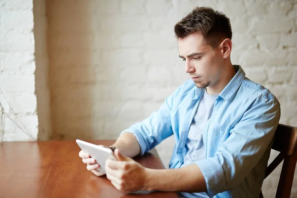 Boční Pohled Portrét Moderní Mladý Muž Pomocí Přenosné Digitální Tabletu — Stock fotografie