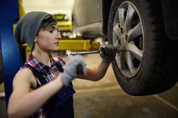 Woman Hand Tool Repairing Changing Wheel — Stock Photo, Image